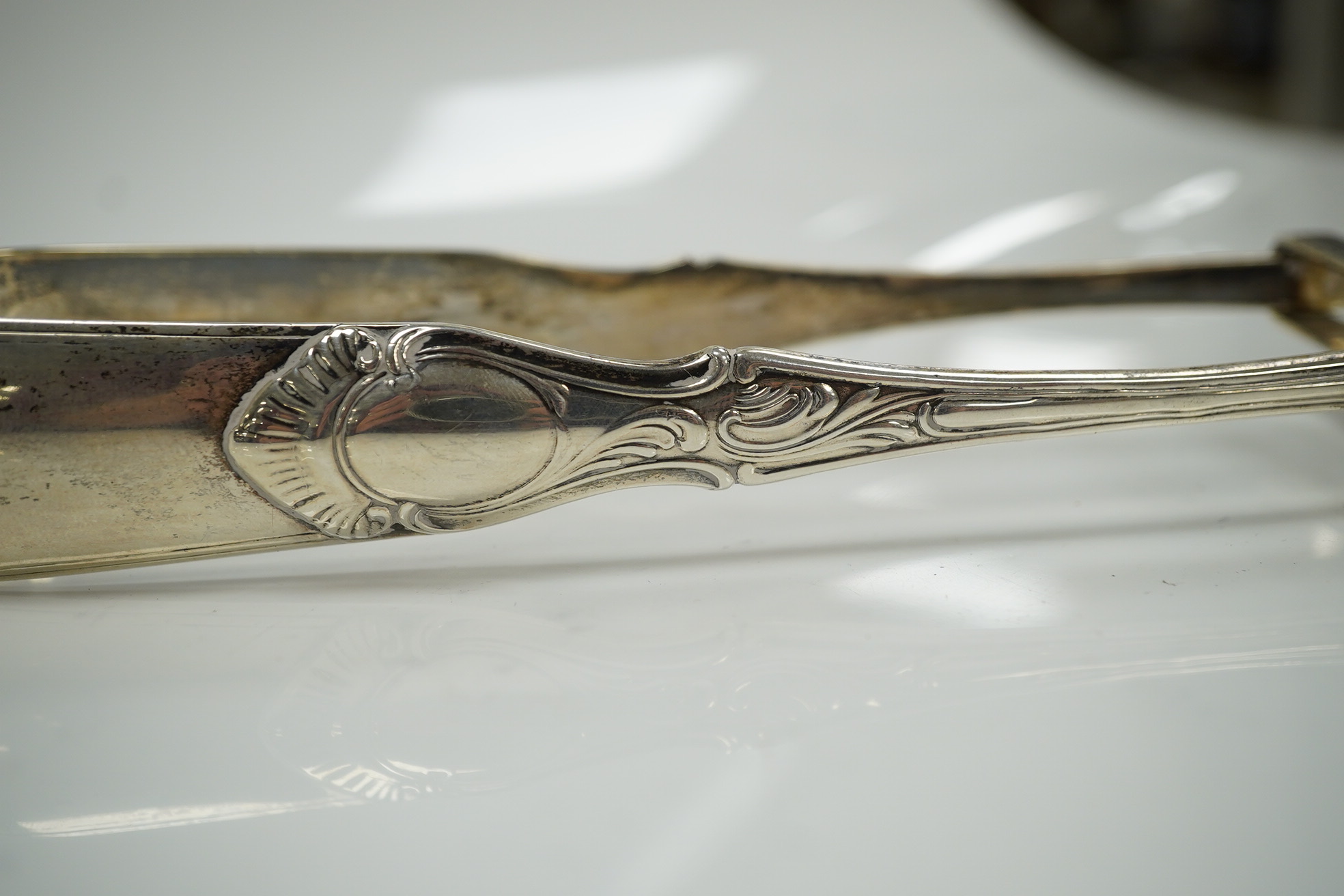 A pair of Edwardian silver asparagus tongs, by Elkington & Co, London, 1902, 25.2cm, 6.3oz. Condition - good